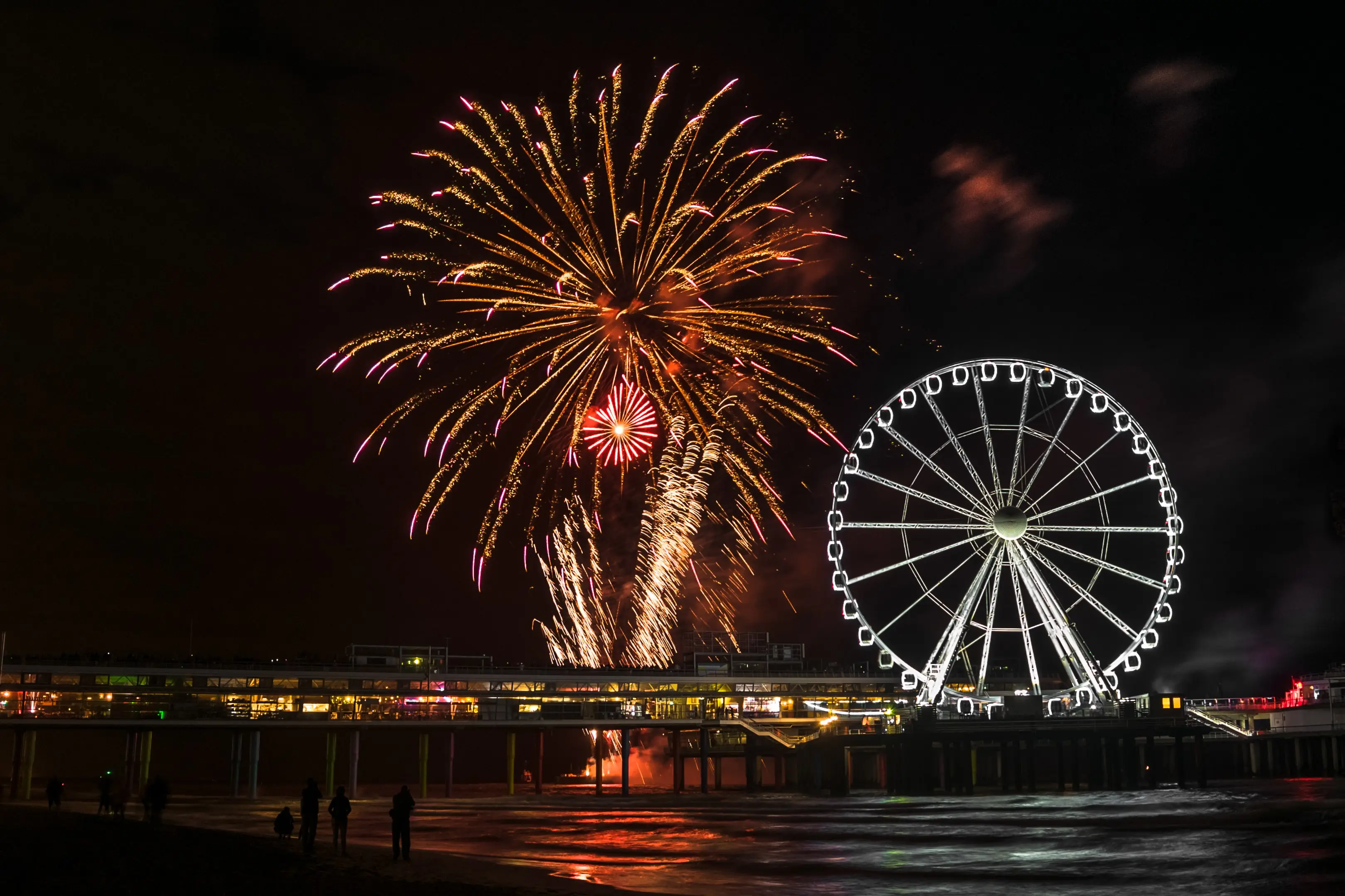 Foc de artificii pe malul marii
